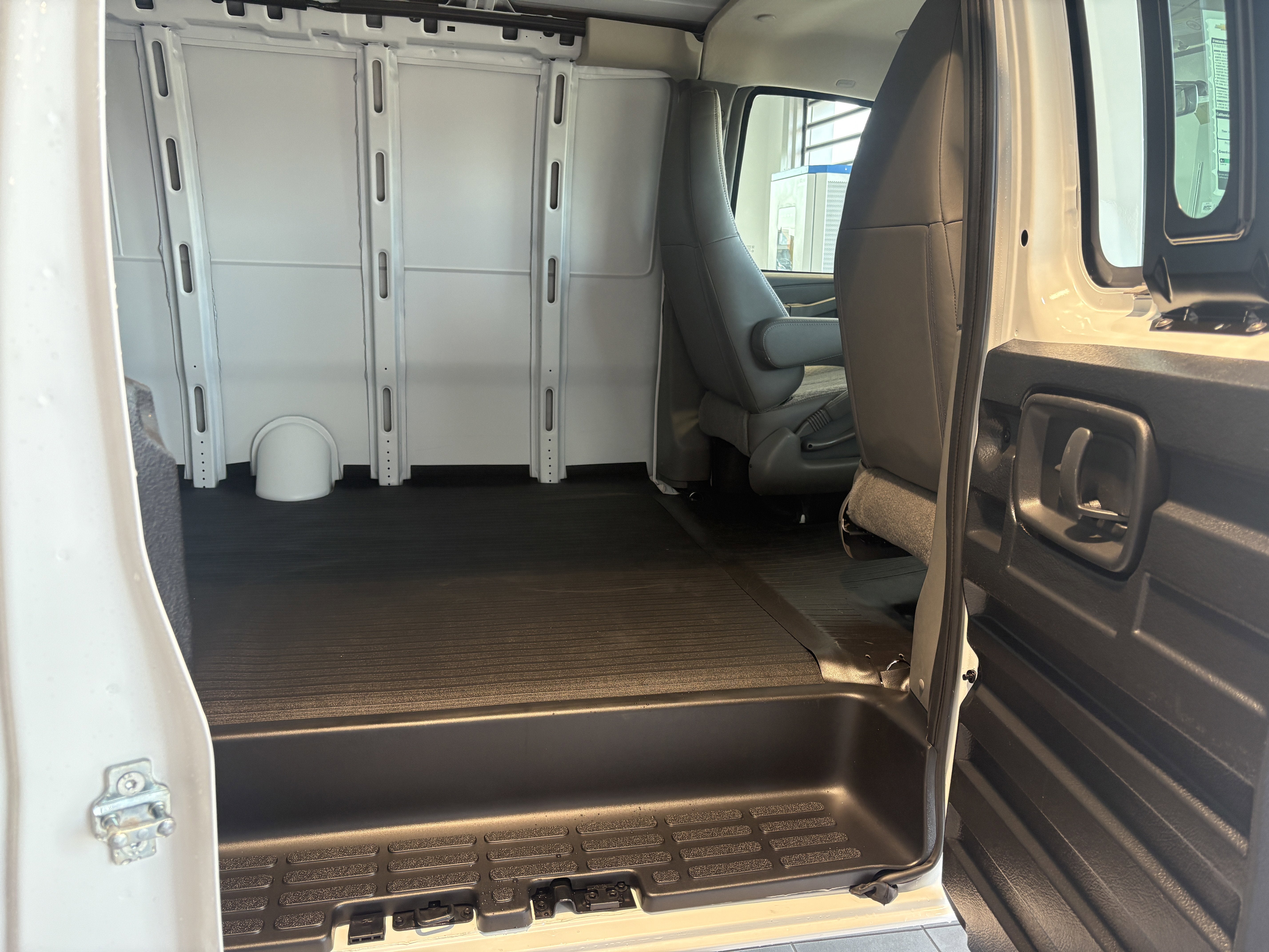 2025 Chevrolet Express Cargo 3500 WT